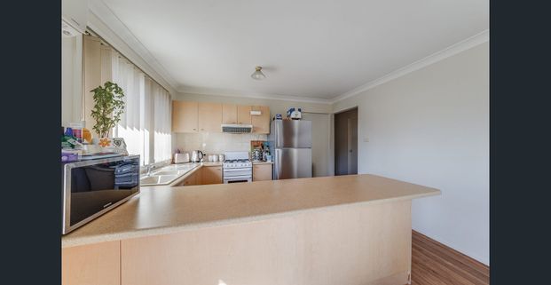 3 Bedroom Home with Double Garage! - Photo 1