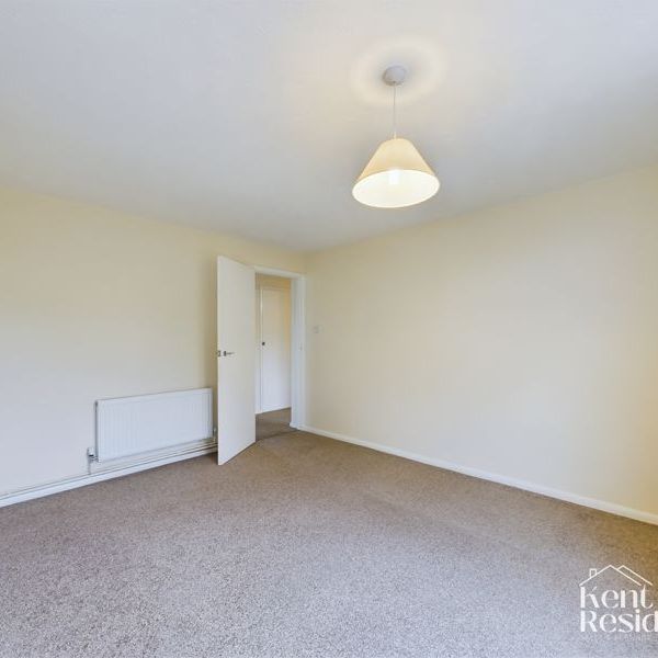 2 bed flat to rent in Kings Road, Chatham, ME5 - Photo 1