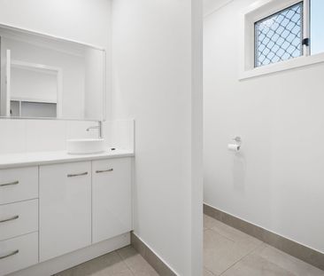 Fresh, Light-Filled Living with Space Around You - Photo 6