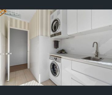 Large Family Home for Lease with Separate Guest Suite & Pool - Photo 6