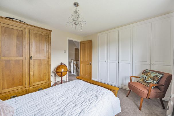 Detached House to rent with 7 bedrooms, Heathcote, Tadworth Park - Photo 1