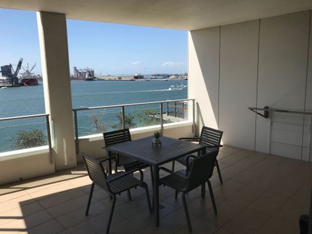 Fully furnished, air-conditioned apartment overlooking Newcastle harbour. - Photo 3