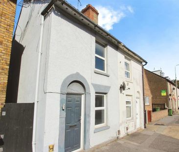 2 bedroom end of terrace house to rent - Photo 5