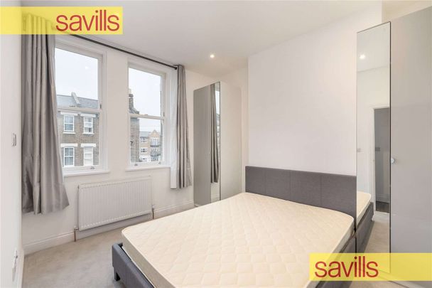 A smart two bedroom flat on the first floor of a double fronted Victorian house in Shepherd's Bush - Photo 1