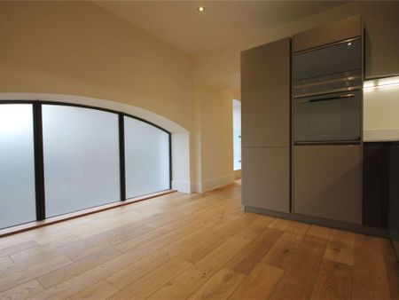 A beautiful apartment with character features close to the railway station - Photo 5