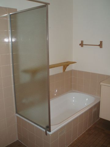EXCELLENT FAMILY HOME WITH POOL - Photo 3