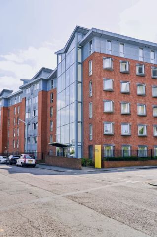 Large Ensuite: Three Bed Flat - Photo 4