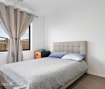4 BEDROOM HOME IN GREAT LOCATION! - Photo 4