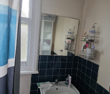 1 bedroom in a flat share to rent - Photo 3
