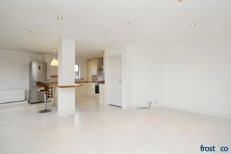 3 bedroom apartment to rent - Photo 2
