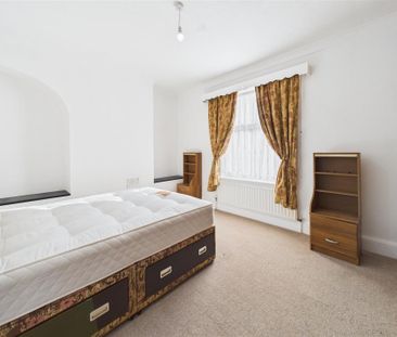 3 bedroom Semi-detached house to rent - Photo 3
