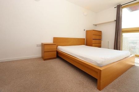 Room in a Shared Flat, Farnsworth Court, SE10 - Photo 3