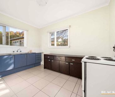 Homely Three-Bedroom Cottage with a Gated & Expansive Garden - Photo 4