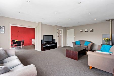 Spacious Living - Photo 3