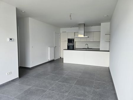 Gelijkvloers appartement met 1 slaapkamer, terras en parking - Photo 3