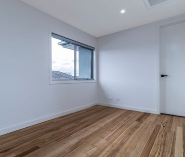 Spacious Three-Bedroom Home with Style, Comfort & Convenience - Photo 3