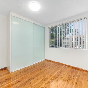 Modern Two Bedroom Apartment - Photo 2