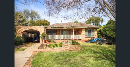 EXTRA LARGE FAMILY HOME - Photo 2