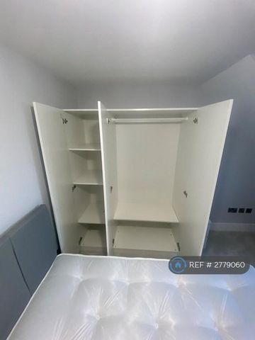 1 bedroom in a flat share to rent - Photo 3