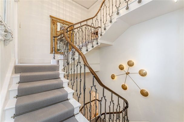 SHORT LET. A three bedroom house of approximately 2,826 square feet. - Photo 1