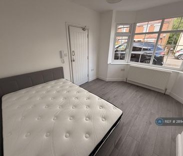 1 bedroom in a house share to rent - Photo 2