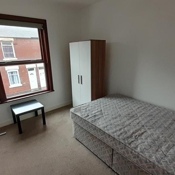 1 bedroom in a house share to rent - Photo 1