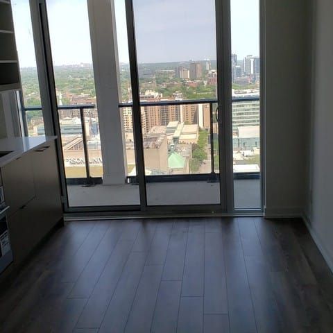 Bachelor condo Toronto - Photo 1