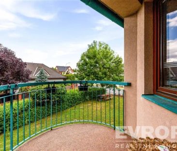 Pronájem útulného bytu 2+kk s balkonem a parkovacím stáním – Velké ... - Photo 3