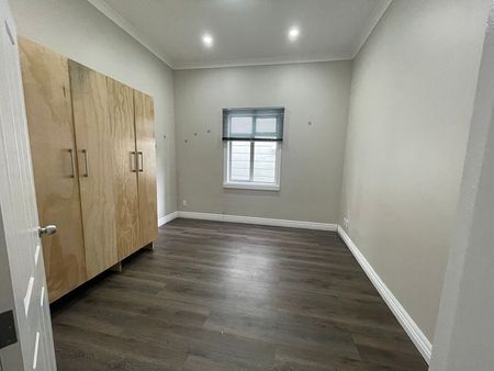 Fully Renovated 3BR House with - Deck & St Parking - Photo 2