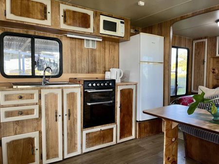 1 Bedroom Studio FREE ELECTRICITY AND WATER AVAILABLE 30/11/25 - Photo 3