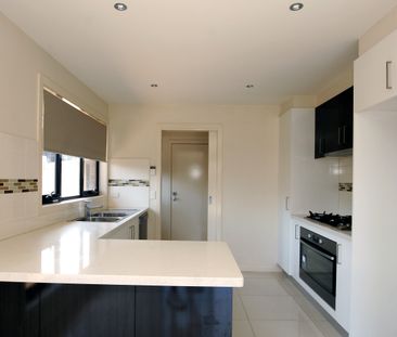 Modern Comfort & Coastal Convenience - 3 Bedroom Townhouse in Seaford - Photo 1