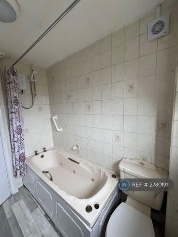 2 bedroom semi-detached house to rent - Photo 5