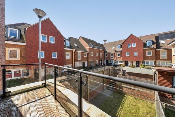 4 bedroom terraced house to rent - Photo 1