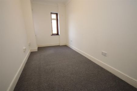 2 bedroom Apartment to let - Photo 5