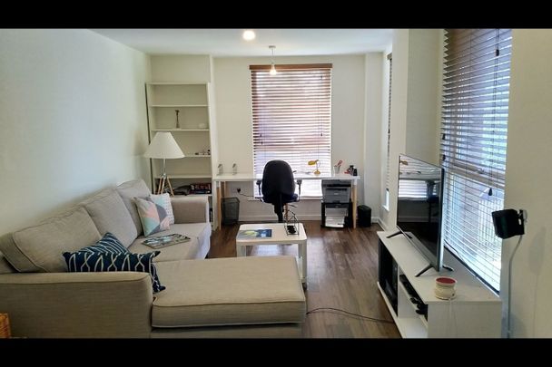 2 Bed Flat, Rosenburg Road, W3 - Photo 1