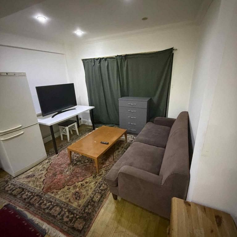 1 bedroom in a house share to rent - Photo 1