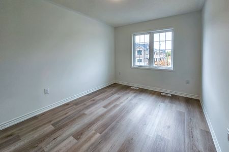 For Lease - 8 Vinewood Crescent, Barrie, Ontario - Photo 2