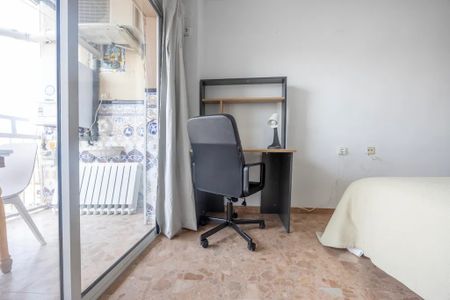 Plaça dHondures, Valencia, Valencian Community 46022 - Photo 3