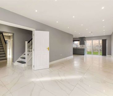 Substantial and versatile eight bedroom detached family home finish... - Photo 2