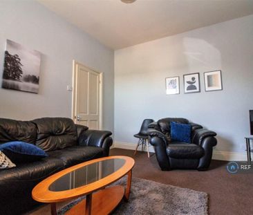 1 bedroom in a flat share to rent - Photo 2