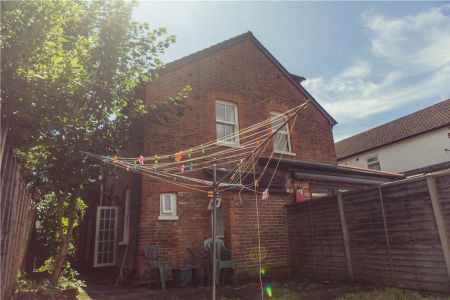 , Guildford - 5 bedrooms Property for lettings - Seymours - Photo 2