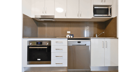 HIGHLY SOUGHT AFTER EXECUTIVE STYLE APARTMENT LOCATED IN THE CENTRE OF TOWN . - Photo 4