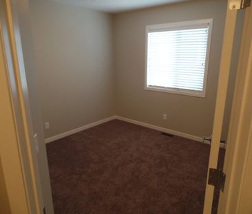 Like new, double garage 3 bdrms townhouse in Panorama hills! - Photo 4