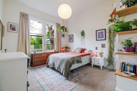 Spacious four bedroom home in a prime location - Photo 5