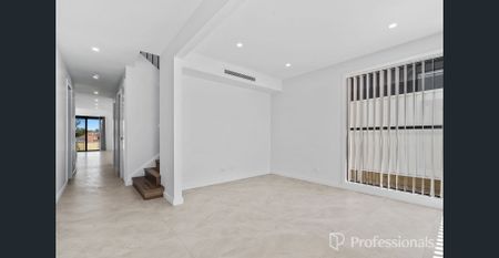 TWO BRAND NEW FOUR BEDROOM DUPLEXES SITUATED IN THE SOUGHT AFTER GLEN REGENT ESTATE! - Photo 5