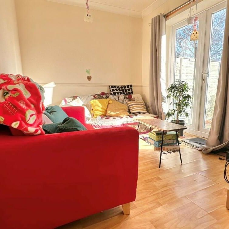 4 bedroom end of terrace house to rent - Photo 1