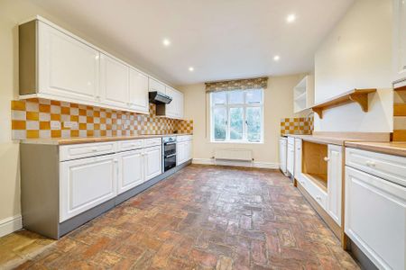 5 bedroom farmhouse in rural setting with off road parking, and lawned garden. - Photo 2