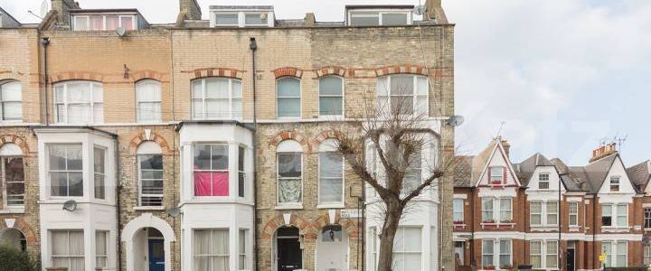 Contemporary flat set on the first floor of a period conversion - Photo 1