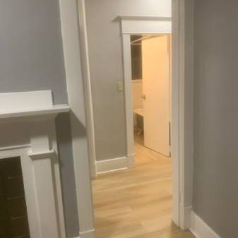 Beautiful and newly renovated 2 bedroom in prime location! - Photo 1