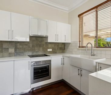 White picket charmer with modern comforts - Photo 1